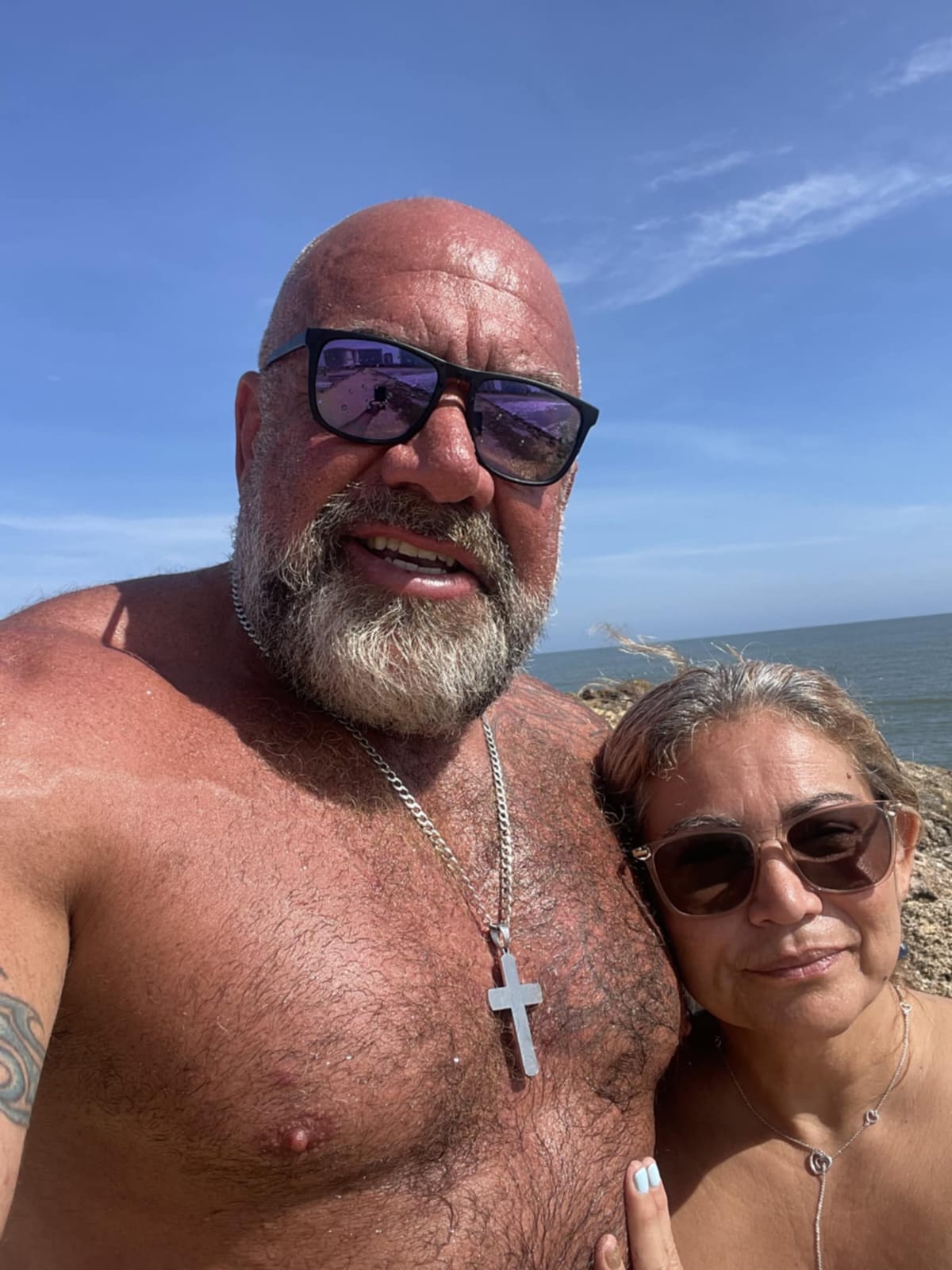 Beach selfie of Hammer and his wife enjoying vacation time together